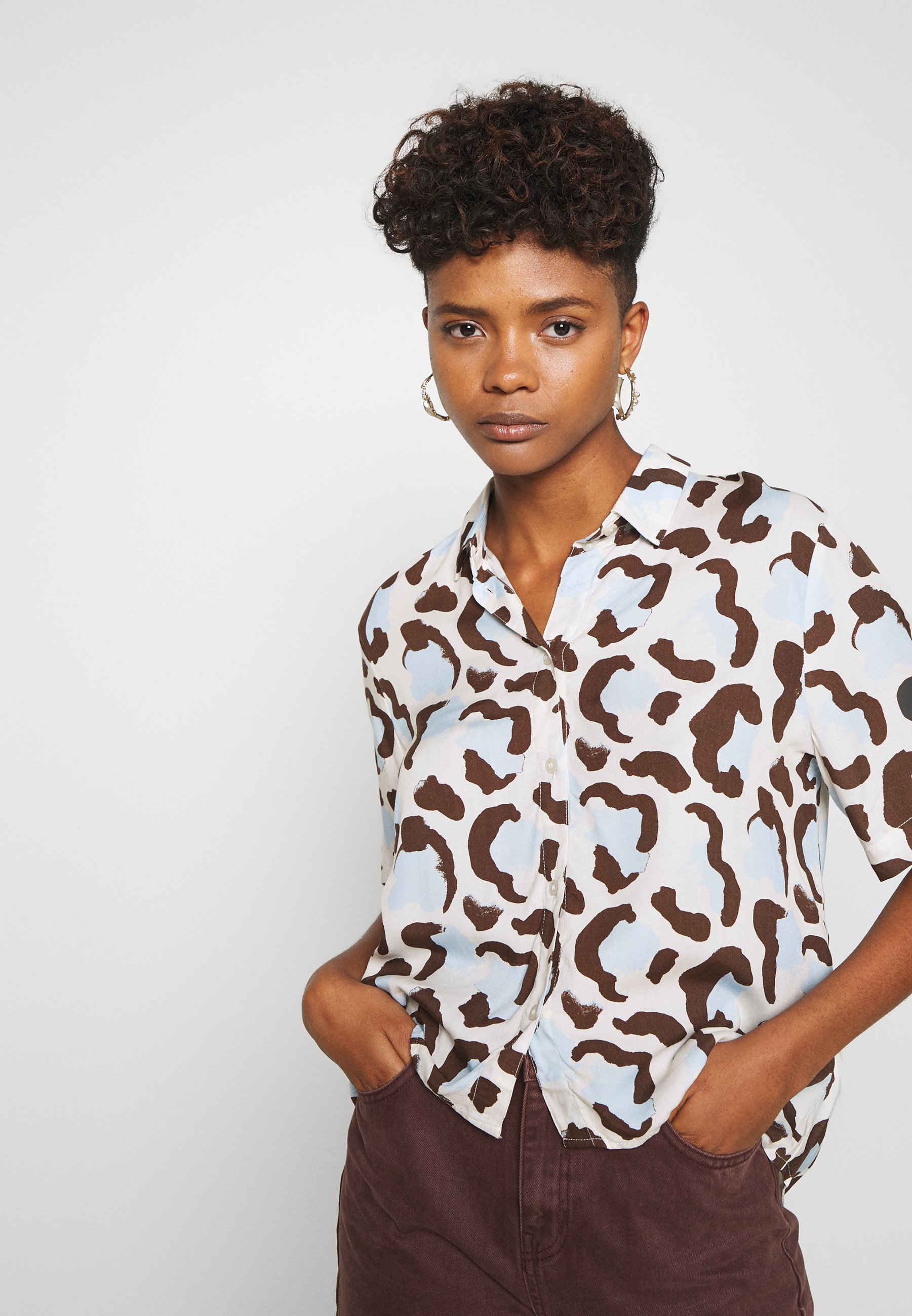 Monki BITTY BLOUSE Skjorte offwhitelight blue Zalando.no Monki TANNY BLOUSE Skjorte windoflower Zalando.no