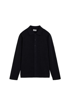 Cárdigan negro de manga larga con botones y cuello, mostrado plano sobre un fondo blanco.