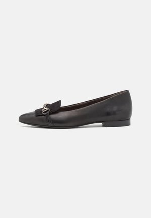 Zwarte leren ballerina's met een puntige neus, voorzien van een suède strikaccent en zilveren sierdetails aan de voorkant. Lage, stevige hak.