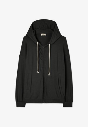 Must mustaga kapuutsiga must dressipluus, mis on valmistatud pehmest kangast ning millel on suured kapuuts, reguleeritavad stringsid ja küljetaskud, elastsed varrukaotsad ja põhi.