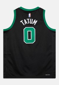 Camiseta de baloncesto negra con acentos verdes, textura de malla, "TATUM" y el número "0" en letras blancas en la parte posterior, con una etiqueta DRI-FIT en el dobladillo.