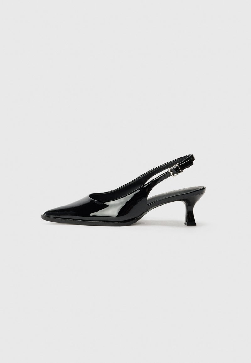 Sapatos slingback em nogueira preta, com bico fino e salto bloco baixo. Fivela ajustável no tornozelo.