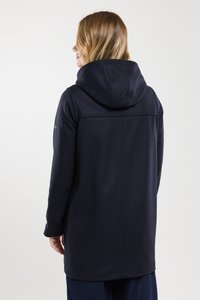 Marineblauwe hoodie met een gladde structuur, voorzien van een eenvoudig ontwerp, lange mouwen en een rechte zoom. Kenmerken zijn een detail bij de schoudernaden.