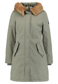 Olivově zelená parka s umělým kožíškem na límci, dvěma kapsami po stranách a žebrovanými manžetami. Přední zapínání na zip a logo na rukávu.