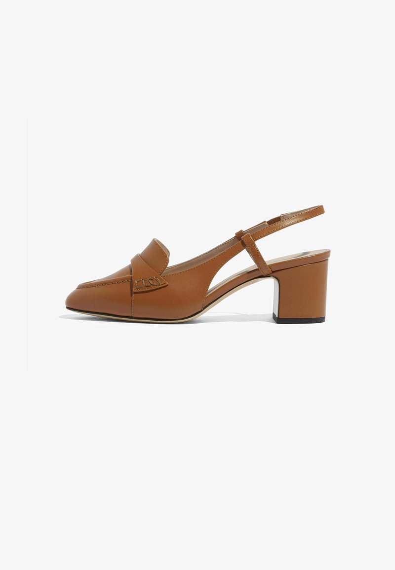 Scarpa con tacco slingback in pelle marrone, con punta affusolata, tacco basso a blocco e dettagli di cucitura decorativa sul vamp. Texture liscia.