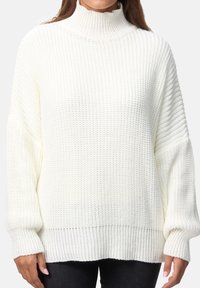 Dikgebreide witte trui met een hoge col, verlaagde schouders en geribbelde manchetten en zoom. Heeft een gestructureerde, knusse stof.