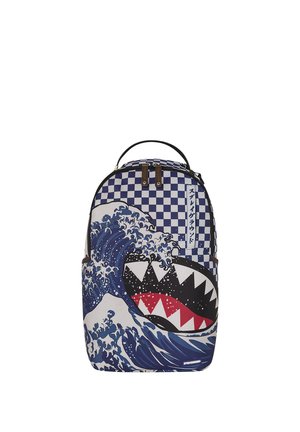 Zaino con motivo a quadretti blu e bianco, grande disegno con onde oceaniche e una bocca di squalo stilizzata con denti affilati davanti.