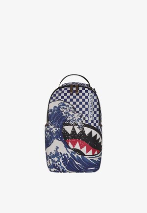 Sac à dos avec un motif à carreaux bleu et blanc, un grand dessin de vague océanique et une bouche de requin stylisée avec des dents pointues à l'avant.