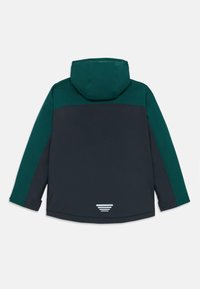 Casaco resistente à água com capuz, corpo azul marinho escuro com detalhes em teal nos ombros e um detalhe refletivo na bainha.