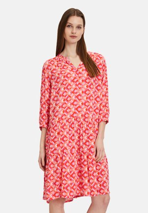 Rosa gemustertes Kleid mit geometrischen Designs, drei Viertelärmel, V-Ausschnitt und gestuftem Rock. Leichter Stoff.