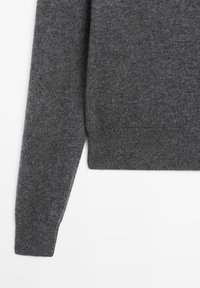 Grauer Wollpullover mit weicher Textur, ausgestattet mit Rundhalsausschnitt und gerippten Bündchen, zeigt ein minimalistisches Design und gleichmäßige Farbe.