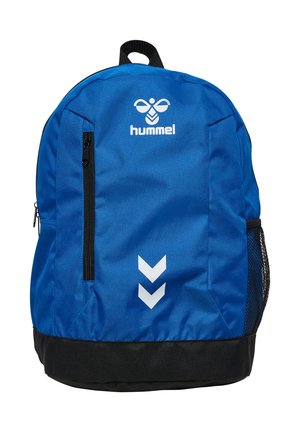 Blauer und schwarzer Hummel-Rucksack mit vorderer vertikaler Reißverschlusstasche, Netzseitentasche sowie weißem Logo und Chevron-Design auf der Vorderseite.