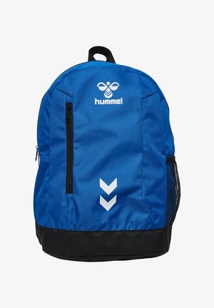 Niebieski i czarny plecak hummel z pionową kieszenią na zamek z przodu, siateczkową kieszenią boczną oraz białym logo i wzorem szewronu z przodu.