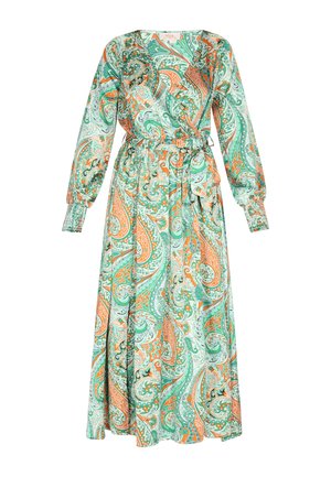 Lange wikkeljurk in groen, oranje en witte paisleyprint. Heeft lange mouwen, een ceintuur in de taille en een vloeiende rok met een lichte glans.
