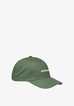 Zöld szövet baseballsapka ívelt karimával; az elején fehér "JACK&JONES" logóval. Egyszerű, strukturált dizájn.