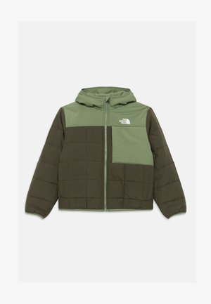 Veste rembourrée en vert foncé et vert clair, dotée d'une capuche, d'une fermeture éclair sur le devant et d'une poche poitrine avec logo. Tissu texturé et design matelassé.