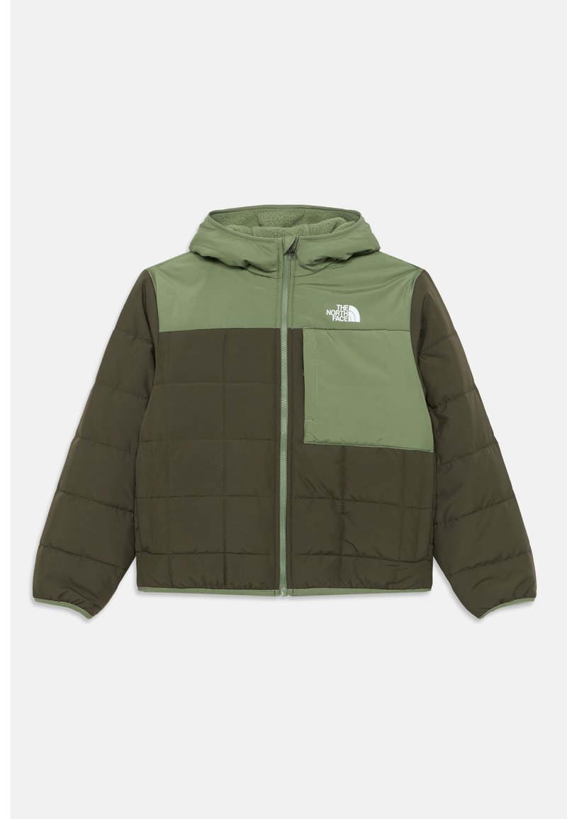 Veste rembourrée en vert foncé et vert clair, dotée d'une capuche, d'une fermeture éclair sur le devant et d'une poche poitrine avec logo. Tissu texturé et design matelassé.