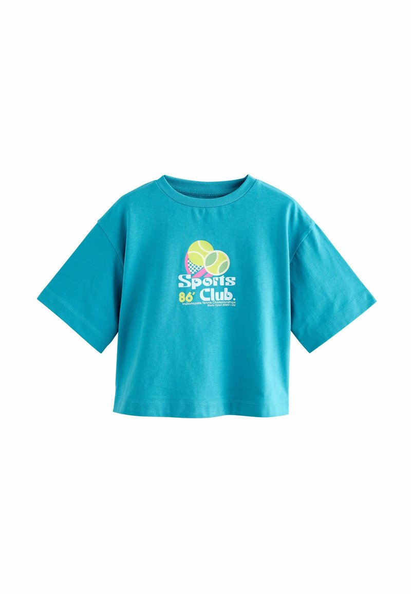 Turkise kortærmet bomulds T-shirt med et farverigt tennis-tema grafik, der står "Sports Club" under en rund halsudskæring.