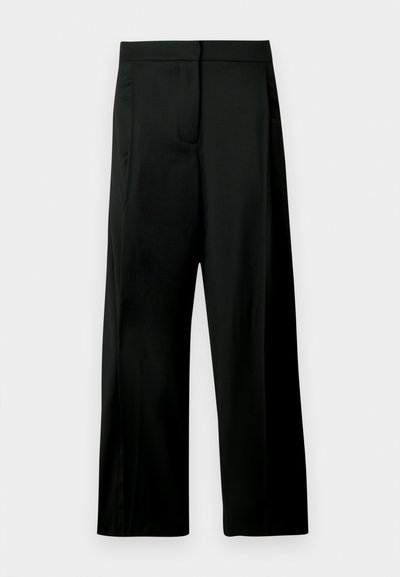 Pantalon large noir en tissu lisse. Il présente une ceinture structurée, une poche avant et un design minimaliste sans motifs.
