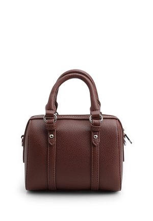 Borsa a mano in pelle marrone testurizzata con due manici corti, anelli argentati e chiusura superiore con cerniera su sfondo bianco.