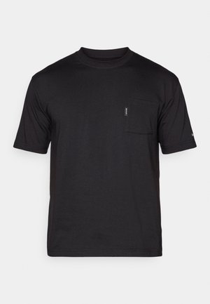 T-shirt noir à manches courtes en coton avec un col rond, une poche sur la poitrine gauche et un ourlet droit. Texture lisse, design minimal.