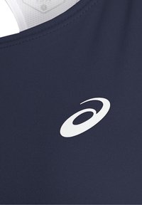 Haut de sport bleu marine avec logo Asics blanc sur la poitrine et une sangle blanche avec texture en mesh à l'épaule.