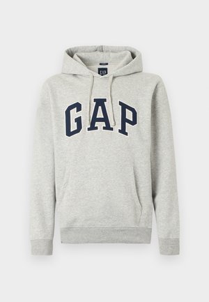 Lichtgrijze hoodie met voorzak, capuchon met trekkoord en groot marineblauw GAP-logo over de borst.