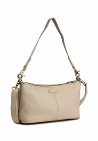 Beige Leder Umhängetasche mit einem Reißverschluss, verstellbarem Tragegurt und goldfarbenen Beschlägen. Glatte Textur mit dezenter Nahtdetail.