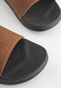 Next MOTIONFLEX - Rantasandaalit - tan brown
