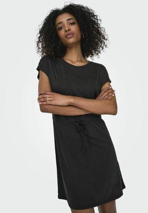 Robe noire à manches courtes avec une coupe décontractée, taille à cordon et tissu doux. Texture lisse, design jusqu'aux genoux et encolure arrondie.