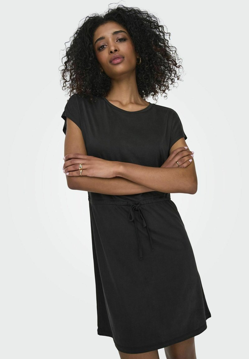 Robe noire à manches courtes avec une coupe décontractée, taille à cordon et tissu doux. Texture lisse, design jusqu'aux genoux et encolure arrondie.