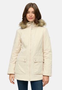 Parka beige clair avec une garniture en fausse fourrure sur la capuche, fermeture à glissière à l'avant, deux grandes poches boutonnées et un tissu lisse et texturé.