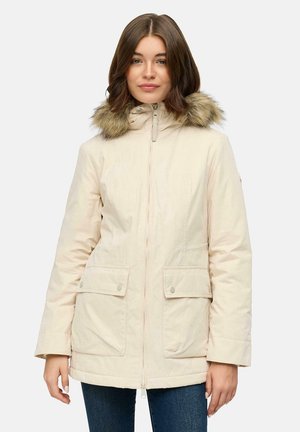 Parka beige clair avec une garniture en fausse fourrure sur la capuche, fermeture à glissière à l'avant, deux grandes poches boutonnées et un tissu lisse et texturé.