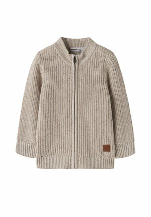 Cardigan beige en maille avec fermeture éclair intégrale, col, poignets et ourlet côtelés, avec une petite pièce marron sur la partie basse devant.