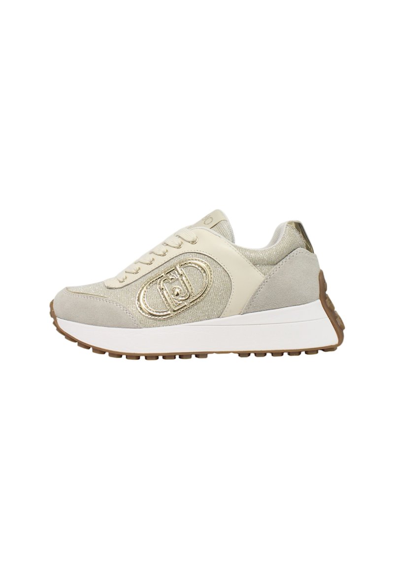 Sneakers con una toma di colore beige chiaro e oro metallizzato, caratterizzati da un tessuto texturizzato, dettagli in suede e una suola in gomma con un motivo.
