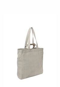 Borsa tote in tela di grigio chiaro con lunghe maniglie piatte, forma rettangolare, due tasche esterne e una superficie liscia e opaca.