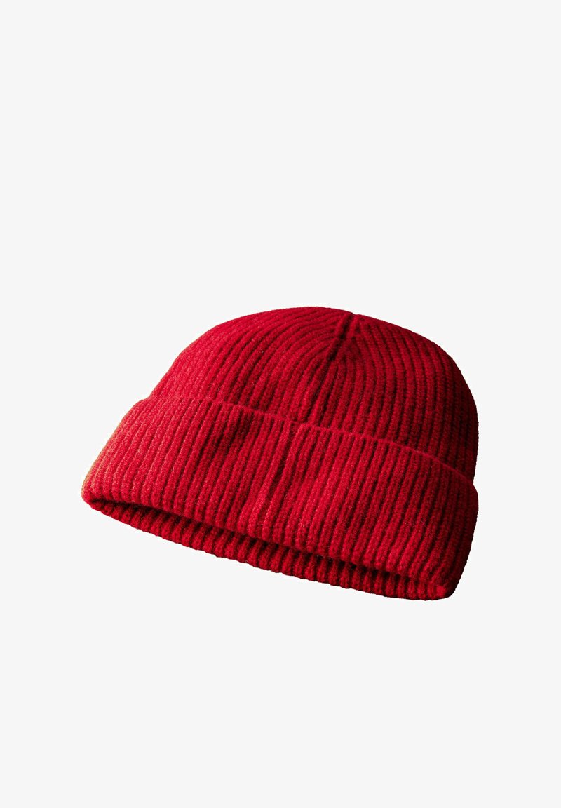 Berretto di maglia rosso con texture a coste verticali, con un risvolto piegato nella parte inferiore, realizzato in morbida lana o materiale acrilico.