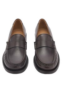 Loaferi din piele maro cu un finisaj neted, având un design cusut în jurul vârfului și o talpă plată din cauciuc pentru confort.