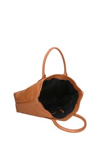 Borsa a mano in pelle color beige con una superficie testurizzata, doppio manico e un ampio interno in tessuto nero, progettata con una chiusura a zip e una piccola tasca.