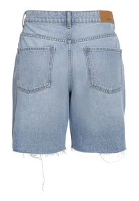 Shorts in denim azzurro chiaro con orlo grezzo, vita media e due tasche posteriori. Presentano un'etichetta in pelle marrone chiaro sulla vita posteriore.