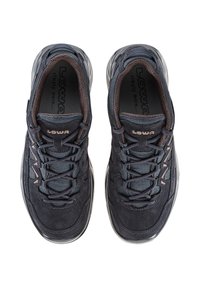 Scarpe da trekking grigio scuro con tomaia in suede e mesh, punta rinforzata e dettagli marroni a contrasto. Design con lacci e suola leggera.