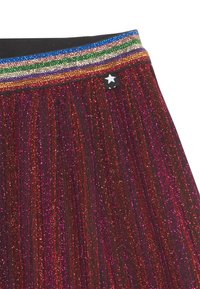 Gonna plissettata con cintura nera caratterizzata da strisce metalliche multicolori. Il tessuto presenta una miscela di sfumature rosse e viola con una texture glitterata.