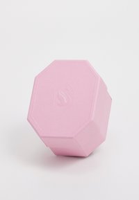Hexagonálna ružová krabica s textúrovaným povrchom a vyrazeným logom na viečku, navrhnutá na skladovanie alebo balenie.