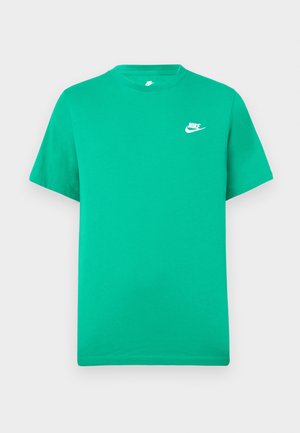 Camiseta de algodón verde con cuello redondo, mangas cortas, que presenta un pequeño logo blanco de Nike en el lado izquierdo del pecho. Textura suave, diseño sencillo.