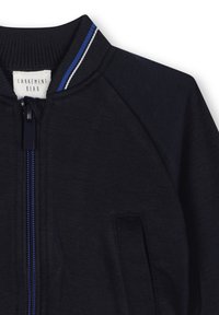 Bomber jacket bleu marine foncé avec un col côtelé aux rayures bleues et blanches, une fermeture éclair à l'avant et un détail de poche sur le côté.