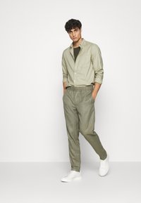 ARKET T-shirt básica - green dark