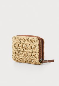 Woven straw peněženka v světlé béžové barvě s texturovaným povrchem, s hnědým zipem a koženými akcenty pro odolnost a styl.