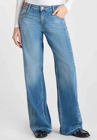 Lichtblauwe jeans met wijde pijpen, gemaakt van denim met een vervaagde wash. Voorzien van steekzakken aan de voorkant, een knoopsluiting en een rechte pasvorm.