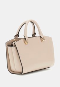 Sac à main en cuir beige, de forme structurée, avec deux poignées supérieures, des accents en métal doré et un détail de bord noir contrastant.