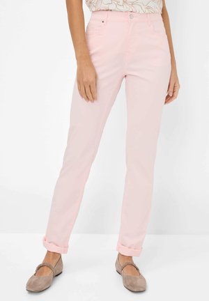 Lichtroze rechtzittende broek van een katoenmix, met opgerolde manchetten en een klassiek vijf-pocket ontwerp. Gecombineerd met beige flats.